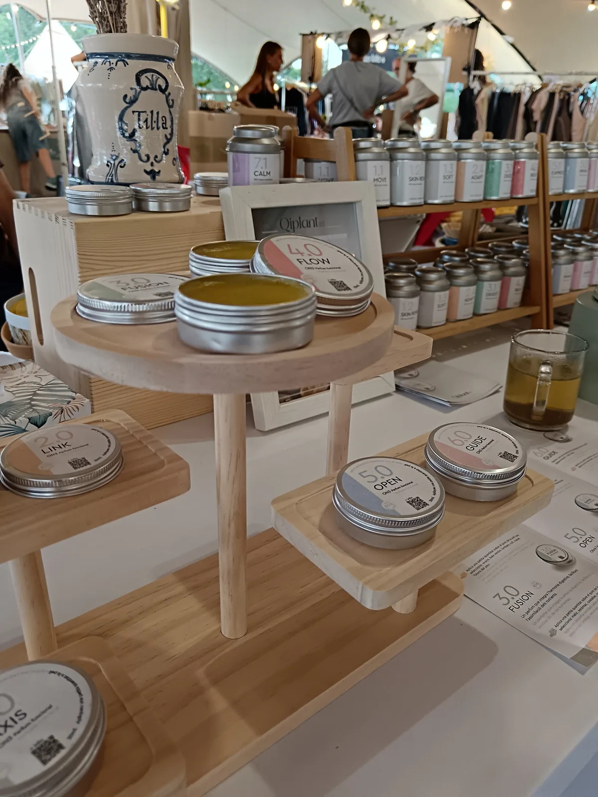 Infusiones instantáneas y perfumes sólidos de Qiplant B3 expuestos en una feria