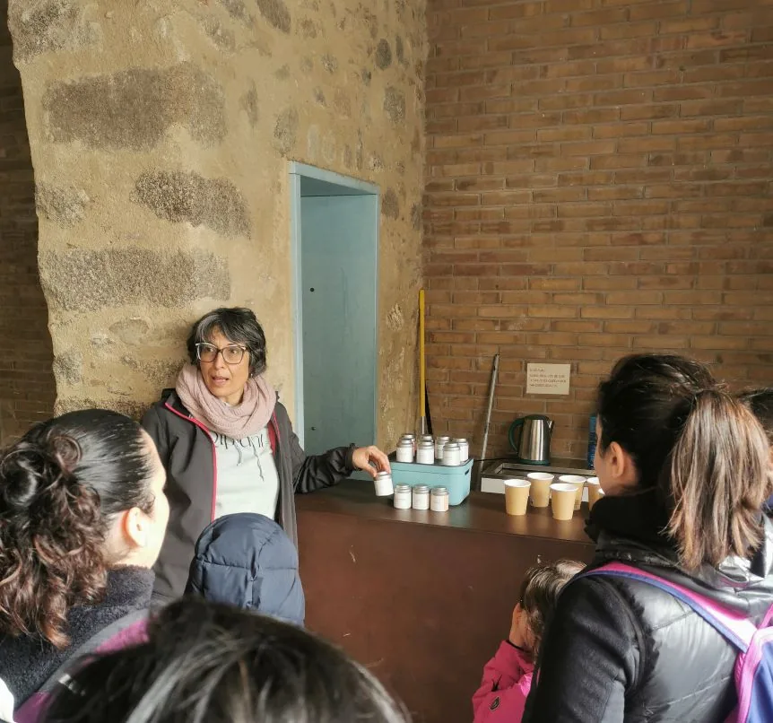 Presentación de productos botánicos de Qiplant B3 ante un grupo de participantes